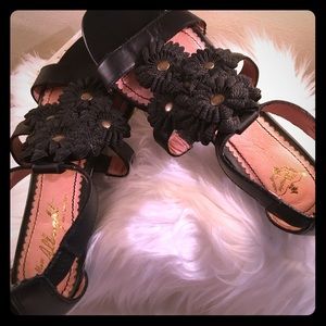 Anthropology blk sandals w/crochet flowers